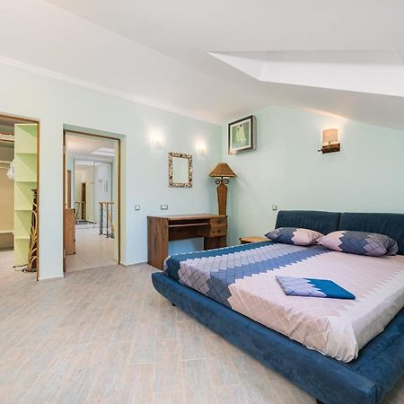 Classical Deribasivska 3-Bedrooms Apartment オデッサ エクステリア 写真
