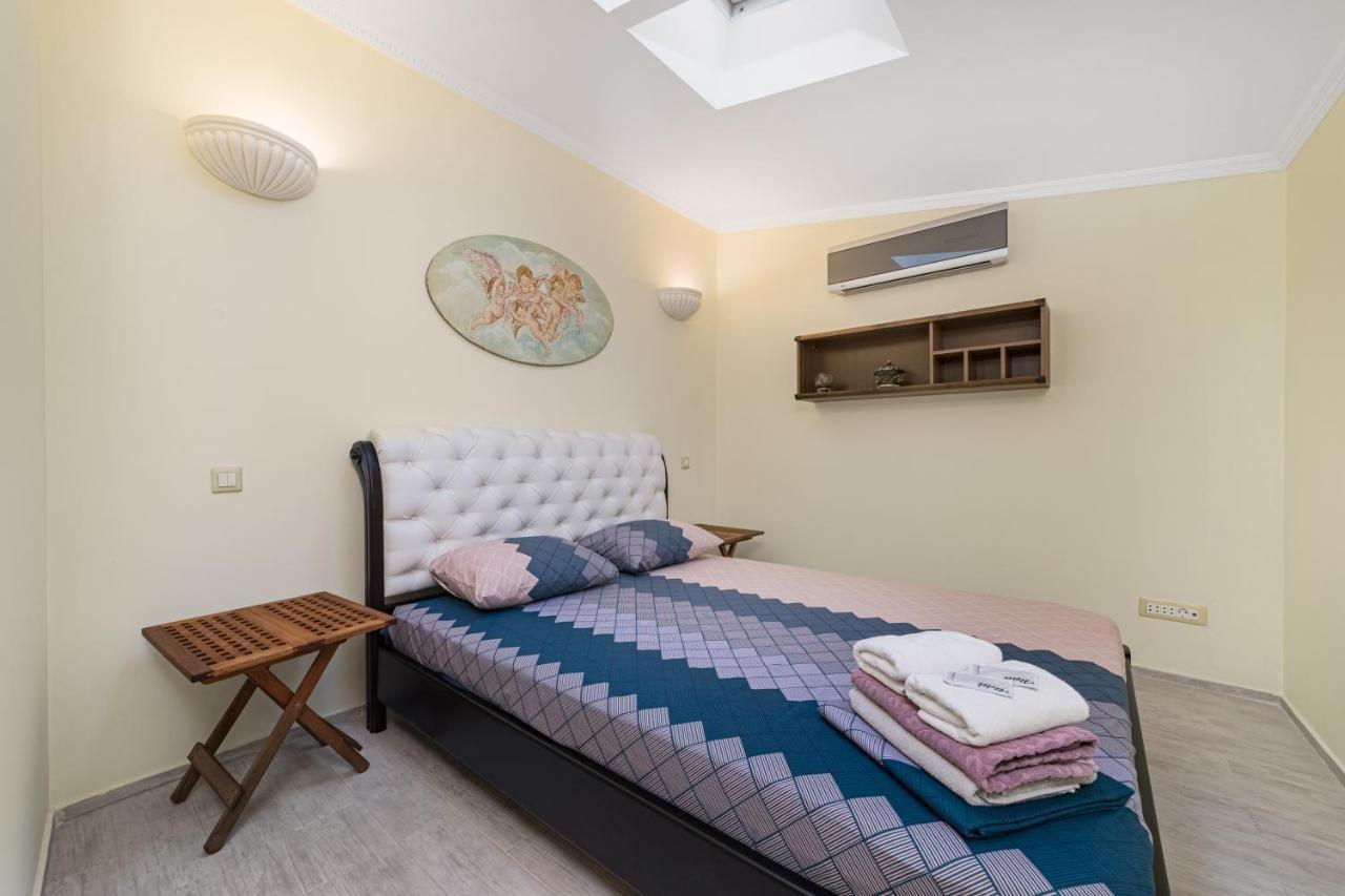 Classical Deribasivska 3-Bedrooms Apartment オデッサ エクステリア 写真